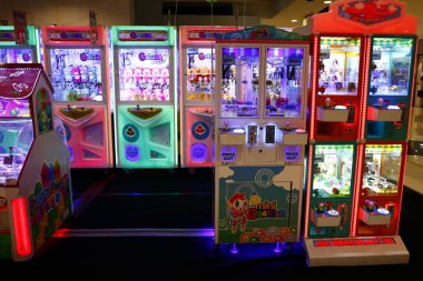 Alışveriş merkezinde çeşitli atari oyunları ve ödül toplayıcı oyunları.