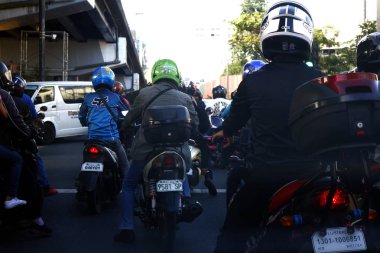 Motosiklet sürücüleri kavşakta trafik ışığının yeşil ışığını bekliyor..