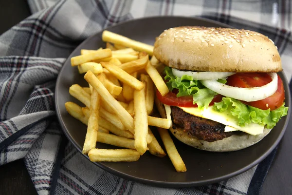 Hamburger et frites — Photo