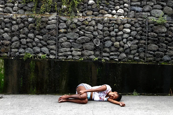 Senzatetto sdraiato e dormire per strada . — Foto Stock