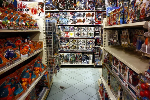 Diverse speeltjes tentoongesteld in de speelgoedwinkel. — Stockfoto