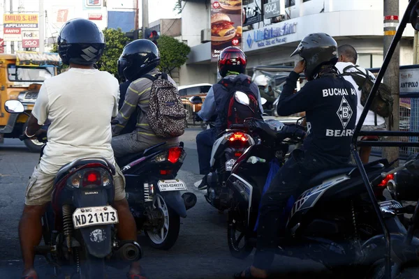 Motoristas de motocicleta aguardam a luz verde do semáforo no cruzamento . — Fotografia de Stock