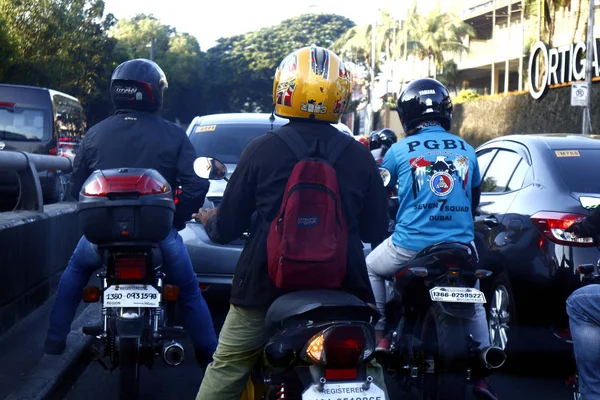 Motoristas de motocicleta aguardam a luz verde do semáforo no cruzamento . — Fotografia de Stock