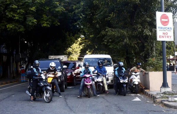 Motoristas de motocicleta aguardam a luz verde do semáforo no cruzamento . — Fotografia de Stock