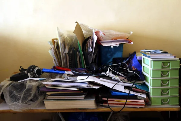 Mesa de trabajo desordenada y desordenada — Foto de Stock