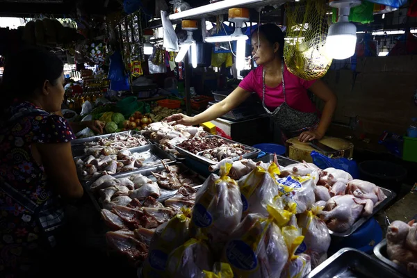 Clientes en un mercado público compran pollo fresco a un vendedor de pollo . — Foto de Stock