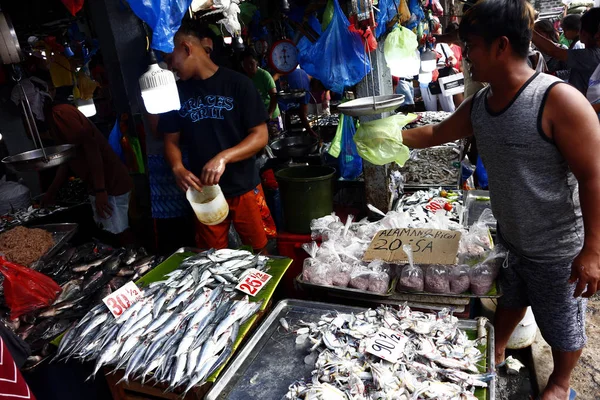 Clientes em um mercado público compram frutos do mar frescos de um vendedor de frutos do mar . — Fotografia de Stock