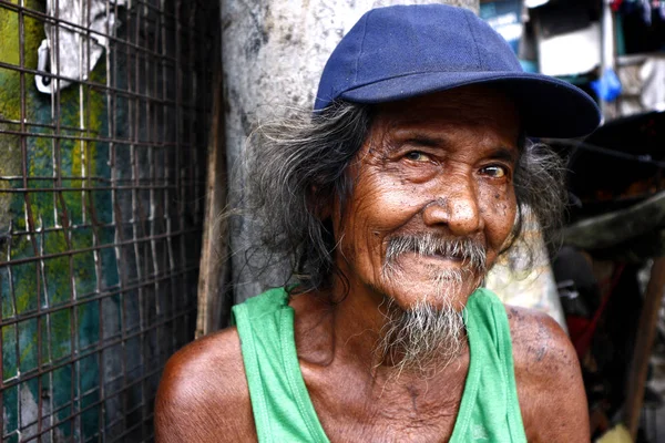Homem filipino adulto com cabelos grisalhos e cabelo facial sorrir e posar para a câmera . — Fotografia de Stock