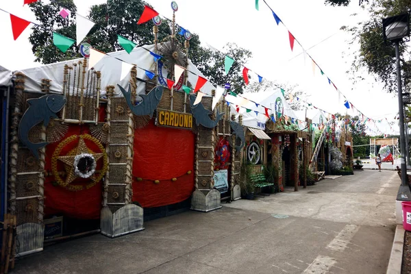 Fachada de puestos de exhibición de varios municipios de la provincia de Rizal dentro de los terrenos de la capital provincial en la ciudad de Antipolo . —  Fotos de Stock