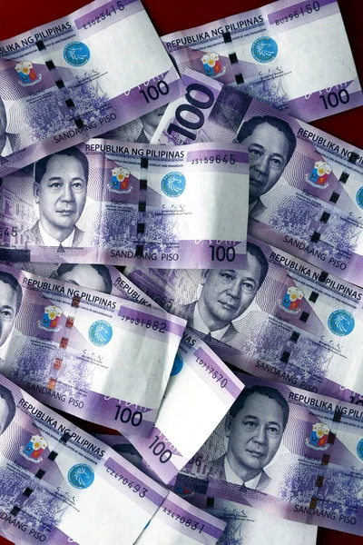 Fotografia Unei Grămezi Bancnote Peso Filipinez Vânate Răspândite Masă — Fotografie, imagine de stoc