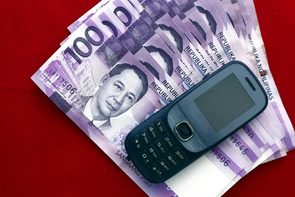 Photo Bunch One Hundered Philippine Peso Bills Old Cellphone Table — Stock Photo, Image
