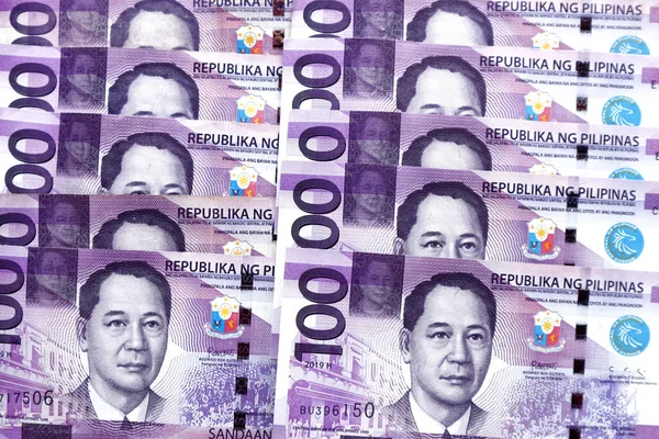 Filipinler 'e ait bir avuç pezo banknotun bir masanın üzerine serilmiş fotoğrafı..