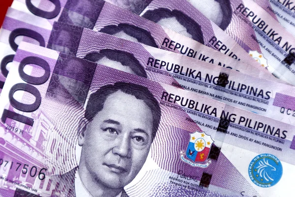 Photo Bunch One Hundered Philippine Peso Bills Spread Table — Stock Photo, Image