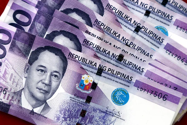 Photo Bunch One Hundered Philippine Peso Bills Spread Table — Stock Photo, Image