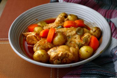 Taze pişirilmiş Filipin yemeği Tavuk Afritada ya da patates ve havuçla domates sosunda pişirilmiş tavuk..