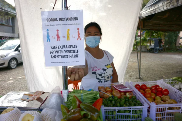 Antipolo Şehri, Filipinler - 1 Haziran 2020: Meyve ve sebze satıcısı tezgahında Sosyal Mesafe.
