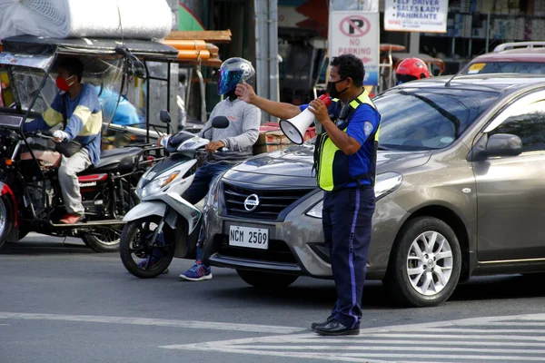 フィリピン アンティポロ市 2020年6月1日 交通担当者が忙しいロトンダやロータリーロードで交通の流れを直接管理する — ストック写真