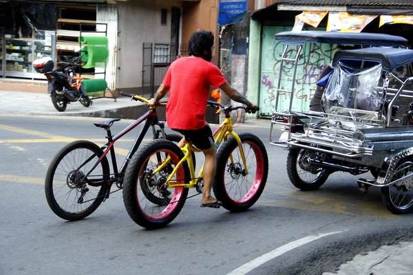 Antipolo City Filipijnen Juni 2020 Fietsrijder Trekt Een Andere Fiets — Stockfoto