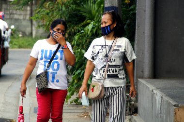 Antipolo Şehri, Filipinler - 1 Haziran 2020: Covid 19 virüs salgını sırasında insanlar korunmak için yüz maskesi takıyor.