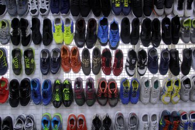 Antipolo Şehri, Filipinler - 2 Haziran 2020: Kullanılmış lastik ayakkabılar kullanılmış giyim ve yemek malzemeleri mağazasında sergileniyor.