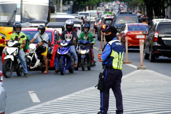 フィリピン アンティポロ市 2020年6月1日 交通担当者が忙しいロトンダやロータリーロードで交通の流れを直接管理する — ストック写真
