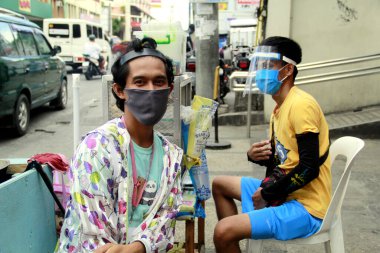 Antipolo Şehri, Filipinler - 2 Haziran 2020: Sokak yemekleri satıcıları Covid 19 virüs salgınında korunmak için yüz maskesi ve yüz maskesi takarlar.
