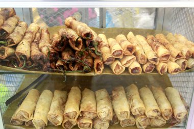 Lumpiang Shanghai ya da kızarmış börek ve Dynamite 'ın fotoğrafı ya da Çin böreği paketleriyle doldurulmuş kızarmış biber..