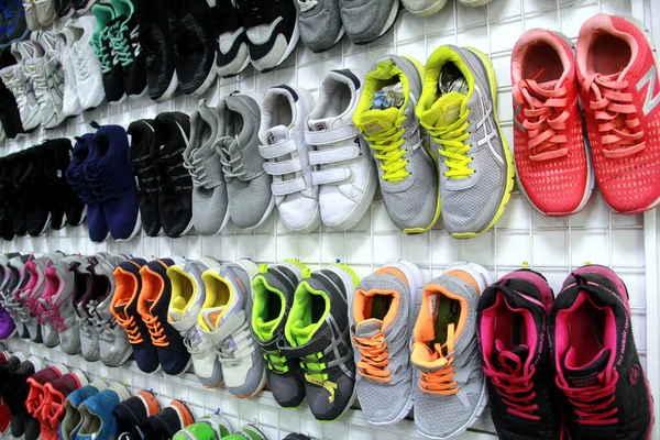 フィリピン アンティポロ市2020年6月2日使用済み衣料品 調理器具店にゴム製の靴を展示 — ストック写真