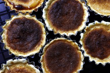 Taze pişmiş yumurtalı tart fotoğrafı.