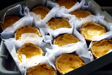 Taze pişmiş yumurtalı tart fotoğrafı.