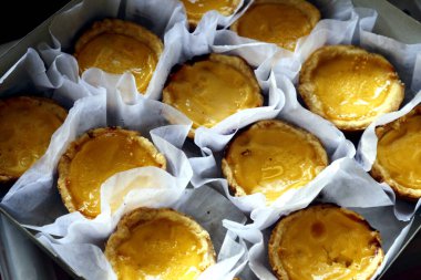 Taze pişmiş yumurtalı tart fotoğrafı.