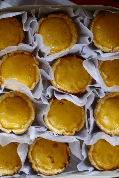 Taze pişmiş yumurtalı tart fotoğrafı.