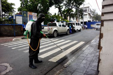 Antipolo Şehri, Filipinler - 15 Haziran 2020: Covid 19 virüs salgını sırasında halk parkının etrafına dezenfektan sıkmak.