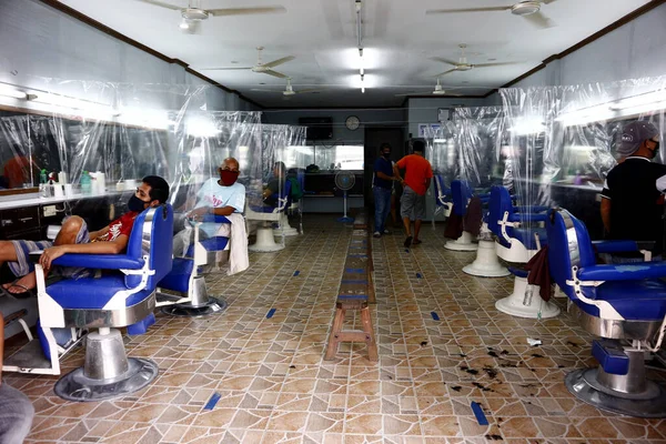 菲律宾安蒂波罗市 2020年6月15日 Covid 19病毒爆发期间 理发店的椅子之间有塑料隔板 以提供保护 — 图库照片
