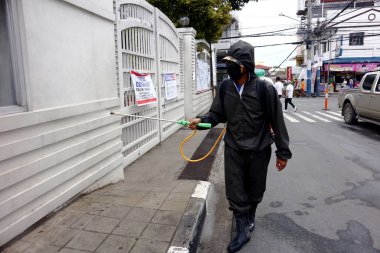 Antipolo Şehri, Filipinler - 15 Haziran 2020: Covid 19 virüs salgını sırasında halk parkının etrafına dezenfektan sıkmak.