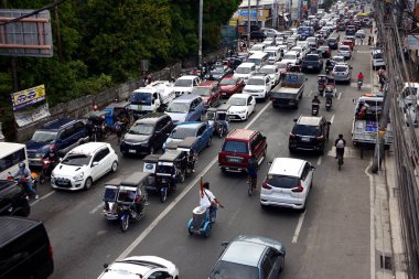 Antipolo Şehri, Filipinler - 20 Haziran 2020: Öğleden sonra yoğun trafik sıkışıklığı.