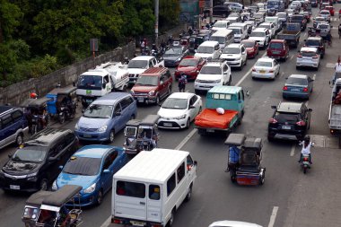 Antipolo Şehri, Filipinler - 20 Haziran 2020: Öğleden sonra yoğun trafik sıkışıklığı.