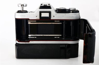 Beyaz zemin üzerinde izole edilmiş eski ve klasik tek mercek refleksi veya SLR film kamerasının fotoğrafı.
