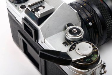 Beyaz zemin üzerinde izole edilmiş eski ve klasik tek mercek refleksi veya SLR film kamerasının fotoğrafı.