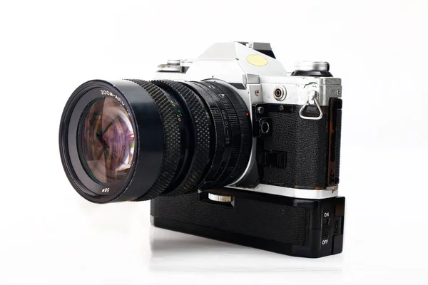 在白色背景下隔离的老式单镜头反射镜或单片相机的照片 — 图库照片