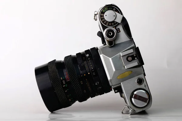 Φωτογραφία Παλαιού Και Παλαιού Αντανακλαστικού Ενός Φακού Φωτογραφική Μηχανή Slr — Φωτογραφία Αρχείου