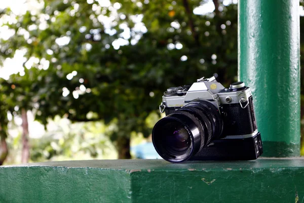 屋外公園での新旧の一眼レフカメラや一眼レフカメラの写真 — ストック写真