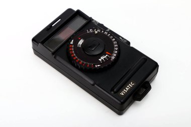 Antipolo Şehri, Filipinler - 29 Haziran 2020: Beyaz arka planda izole edilmiş eski ve klasik bir analog ortam ve ışık ölçer.