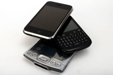 Antipolo Şehri, Filipinler - 29 Haziran 2020: Eski PDA veya kişisel dijital asistan, qwerty telefon ve beyaz arkaplanda izole edilmiş ilk nesil dokunmatik ekranlı akıllı telefon fotoğrafı.