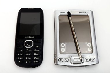 Antipolo Şehri, Filipinler - 29 Haziran 2020: Eski PDA veya kişisel dijital asistanın fotoğrafı ve beyaz arka planda izole edilmiş klasik bir uzun metrajlı cep telefonu.