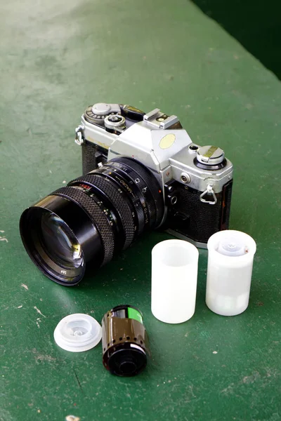 户外公园老式单镜头反射镜或Slr胶卷相机的照片 — 图库照片
