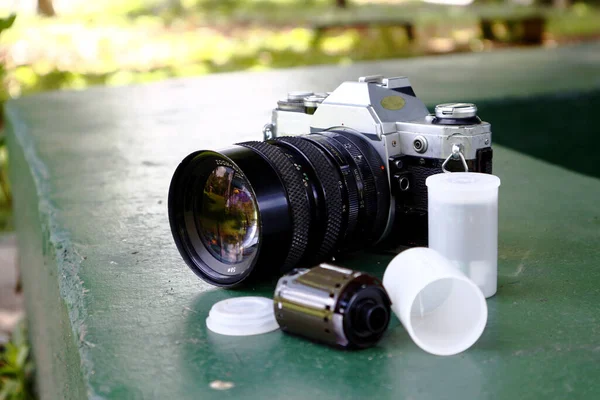 屋外公園での新旧の一眼レフカメラや一眼レフカメラの写真 — ストック写真