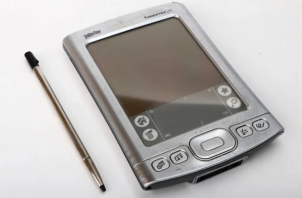 Antipolo Şehri, Filipinler - 29 Haziran 2020: Eski PDA veya kişisel dijital asistanın fotoğrafı ve beyaz arka planda izole edilmiş klasik bir uzun metrajlı cep telefonu.
