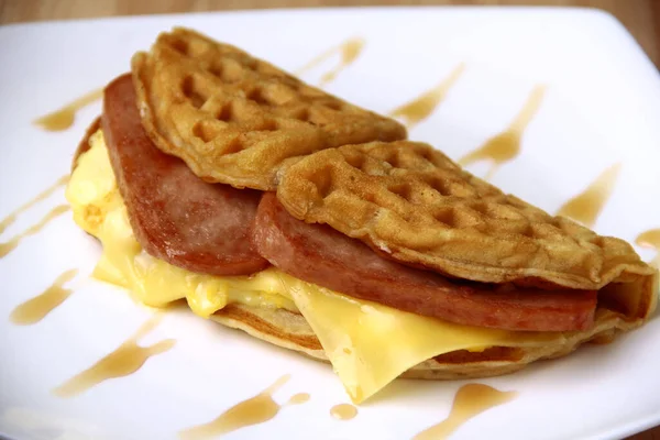 Photo Ham Cheese Egg Waffle Sandwich — Stock Photo, Image