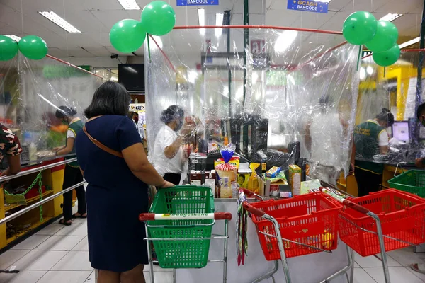 Antipolo City Philippines July 2020 Customer Grocery Pays Cashier Plastic — стоковое фото